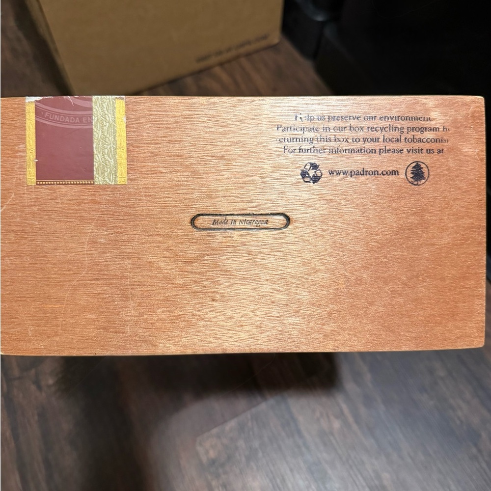 Padrón Serie 1926 T Hand Crafted Cigar Box - Picture 3 of 4